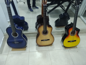 Entrega de implementos musicales a la escuela,son cultura de carepa